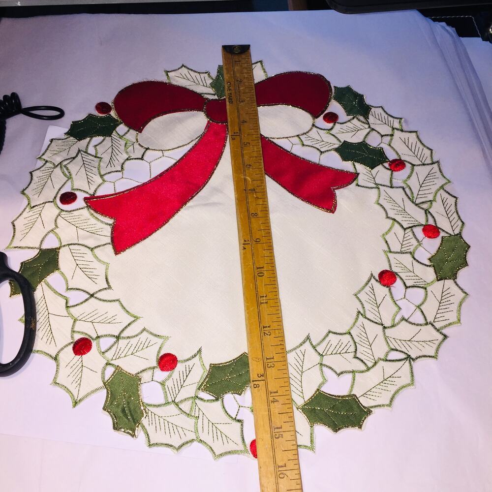 Christmas Placemats (2) Excellent Pre-Owned Condition 15.5" round - Picture 4 of 6